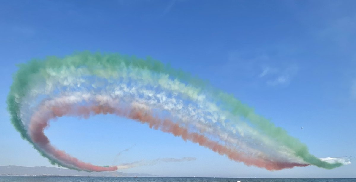 ziiibo's tweet photo. #cagliari #freccetricolori @FrecceTricolori https://t.co/wbDSaj8bHe