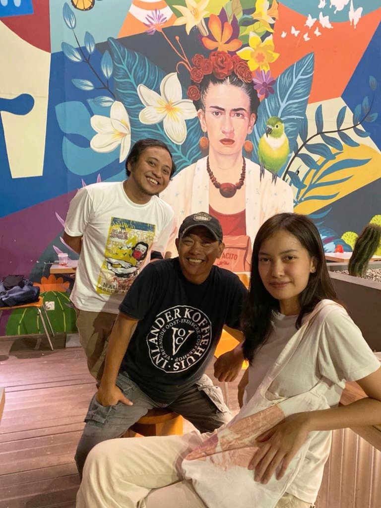 hanalogi_'s tweet photo. Just opening this app again after a whole month. Hehe. Wanna share this photo with the kindness mas Pidi Baiq who wants me to make a solo exhibition soon 🙃 difoto oleh mas Heru Kikayat teman mas Adin yg juga sama 😂 -

"wise men say... only fools rush in.." https://t.co/7KGfx8Y81G