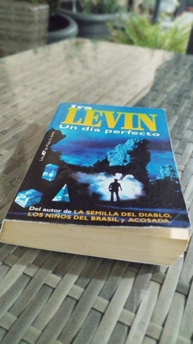 Acabo de terminar de re-leer esta gran obra, ¿Alguna recomendación de este estilo? (Porfa, que no sea 'un mundo feliz, 1984, Farenheith 451, el cuento de la criada, el juego de Ender, los juegos del hambre, la última oportunidad') #amolasdistopias #distopia #undiaperfecto Gracias