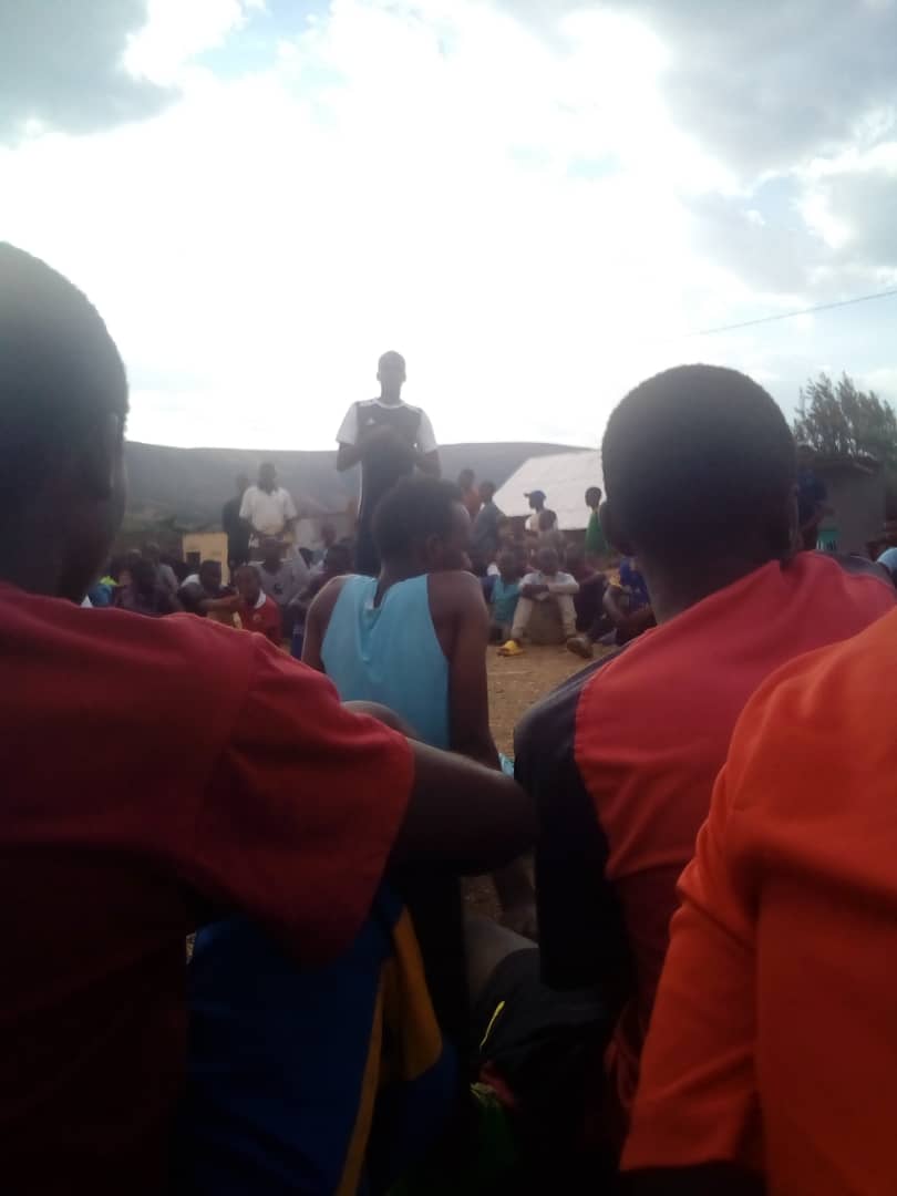 TabagweSector's tweet photo. #TabagweSect uyumunsi muri siporo urubyiruko rwo mukagali ka #Shonga naka #Gishuro bakinnye umupira w'amaguru ariko mbere y'uko bakina baganiriye kuribi bikurikira.
1.Kurwanya ibiyobyabwenge murubyiruko.
2.Guteza imbere siporo muri Rusange.
3.Icyajya cyibahuza nkurubyiruko. https://t.co/PTNMI13NYx