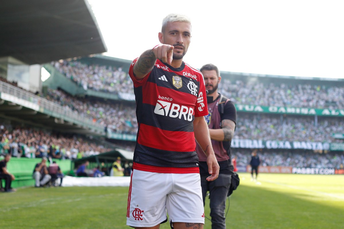 Flamengo's tweet photo. 🫶👉

📸 Gilvan de Souza / CRF
#CFCxFLA #VamosFlamengo https://t.co/IgkuB4adBB