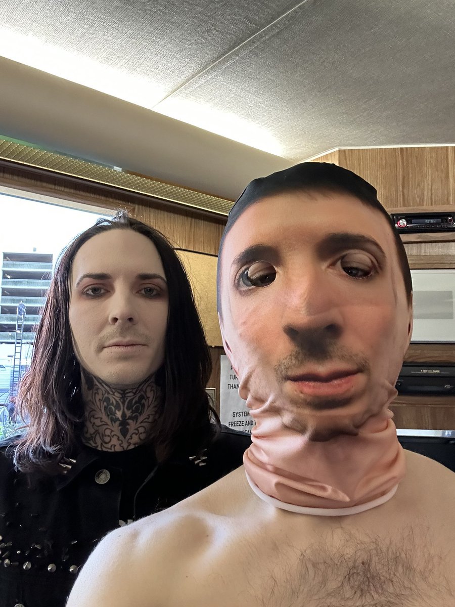 VinnyRicky's tweet photo. this image is so cursed - 🗝️ https://t.co/5zQnVpXB1s
