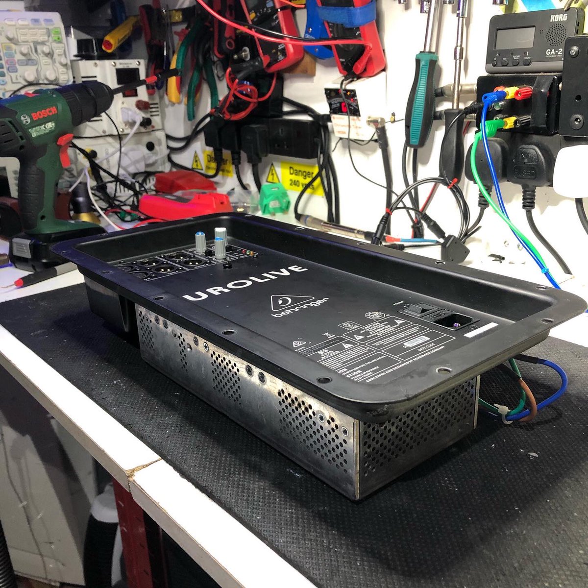 RumbleRepairs's tweet image. A #Berenger bass bin that met an unfortunate end. Accidentally connected to a #powergenerator in reverse. The #amplifier suffered irreparable damage and could not be saved. Always check the connections (Live / Neutral) before starting a generator. Onto the next job ⚠️