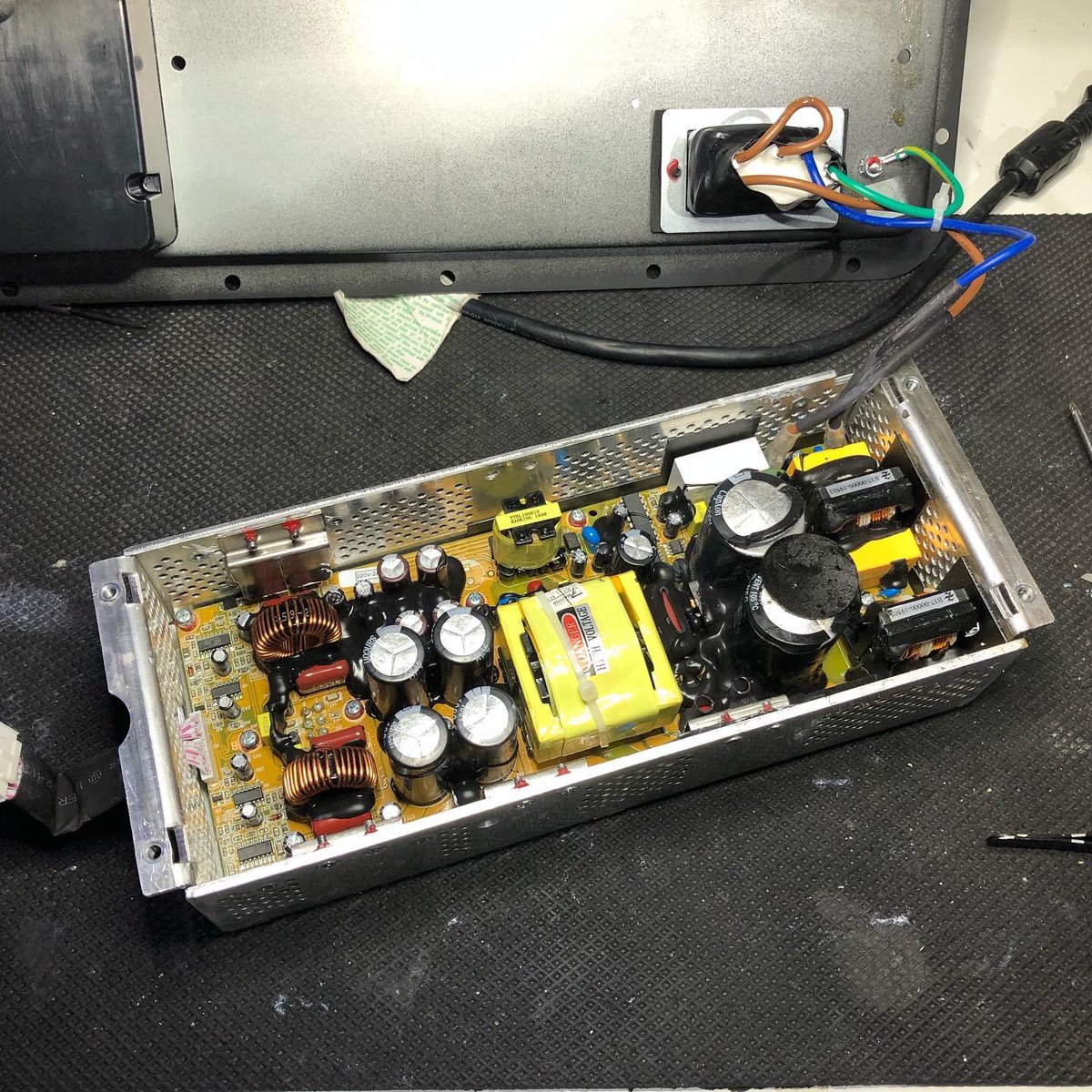 RumbleRepairs's tweet image. A #Berenger bass bin that met an unfortunate end. Accidentally connected to a #powergenerator in reverse. The #amplifier suffered irreparable damage and could not be saved. Always check the connections (Live / Neutral) before starting a generator. Onto the next job ⚠️
