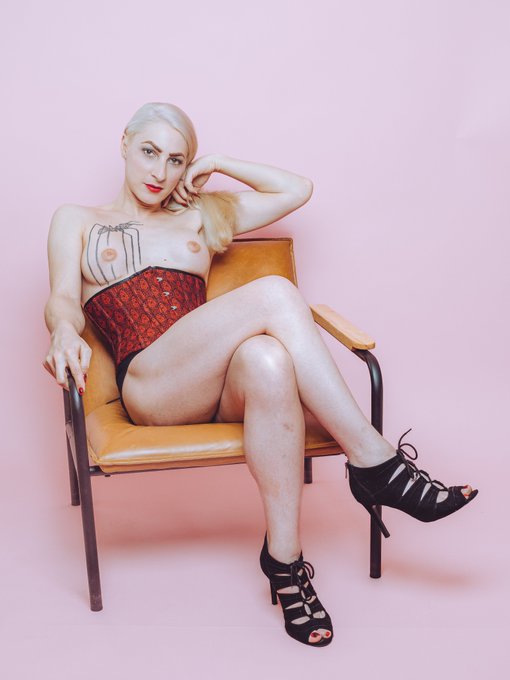 Are all my pets ready to worship at my throne? https://t.co/hLqnduwPJQ