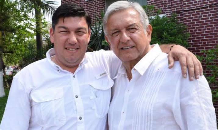 7 integrantes del CJNG que fueron detenidos en Colima en posesión de un potente arsenal, fueron liberados por el juez Sergio Alberto Sigales Obrador Garrido, sobrino de <a href="/lopezobrador_/">Andrés Manuel</a>.

A este juez, el Presidente no lo ha exhibido en su misa matutina poniendo en riesgo su