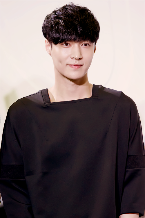 throwXback's tweet photo. "Being an idol is being a role model to a number of people. Whatever basic moral standards an ordinary person has, we have to do it ten times- hundred times better." 
[july '14 - Contemporary Pop]
cr yixingology 

#张艺兴 #레이 #レイ #อี้ชิง #LAY #zhangyixing #layzhang @layzhang https://t.co/OC514uhaS4