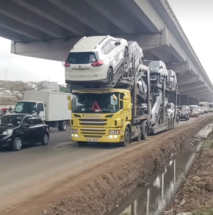4Real_KE's tweet photo. Nothing gives me more anxiety in Kenya than this truck. 
I have been in this Business delivering cars from Luxembourg to London &amp; I've never had them delivered this way ! https://t.co/eJAraItrjN