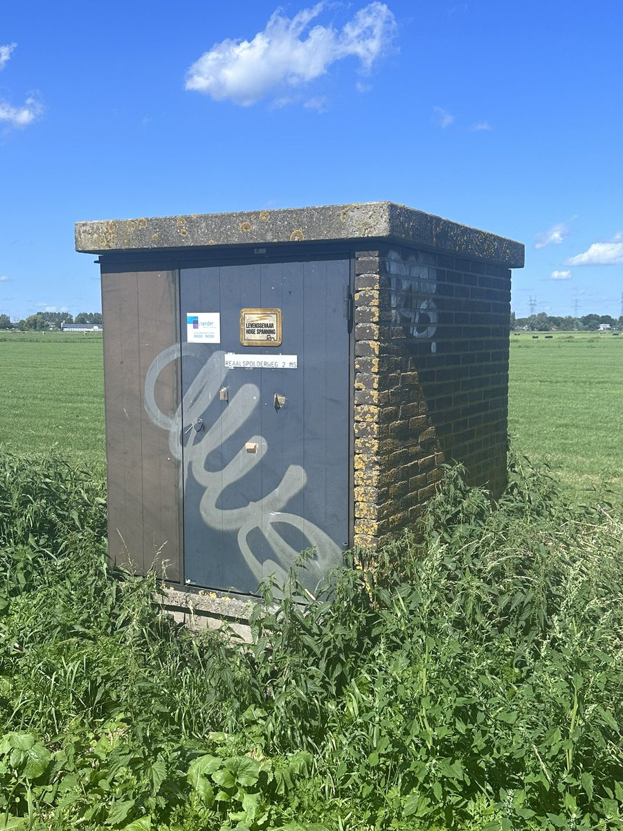 electriciteits2's tweet photo. Je hebt #eletriciteitshuisjes en #electriciteitskasten. EH-153 is de tussenvorm. Misschien is dit wel het kleinste #trafohuisje - gaat het zien aan de #Reaalspolderweg bij #Weesp. https://t.co/hDVTlmbLDZ