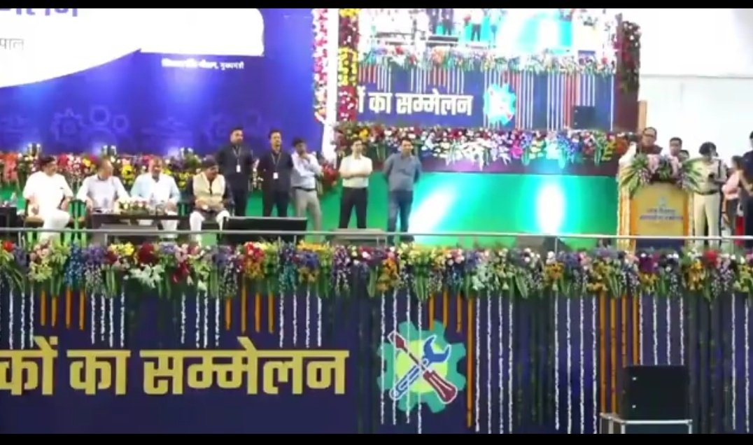 pcravt's tweet photo. आदरणीय मुख्यमंत्री @ChouhanShivraj जी; जीआरएस साथियों ने हमेशा ही आपके लिए दुआएं की हैं। आपके "राज" को शानदार बनाने के लिए तटस्थता के साथ मेहनत की है लेकिन आपके द्वारा महापंचायत में की गई घोषणाओं के अनुसार अभी भी आदेश न होने से जीआरएस साथी दु:खी व परेशान है। 
@Iamsisodia1 https://t.co/mKWC18V8kd