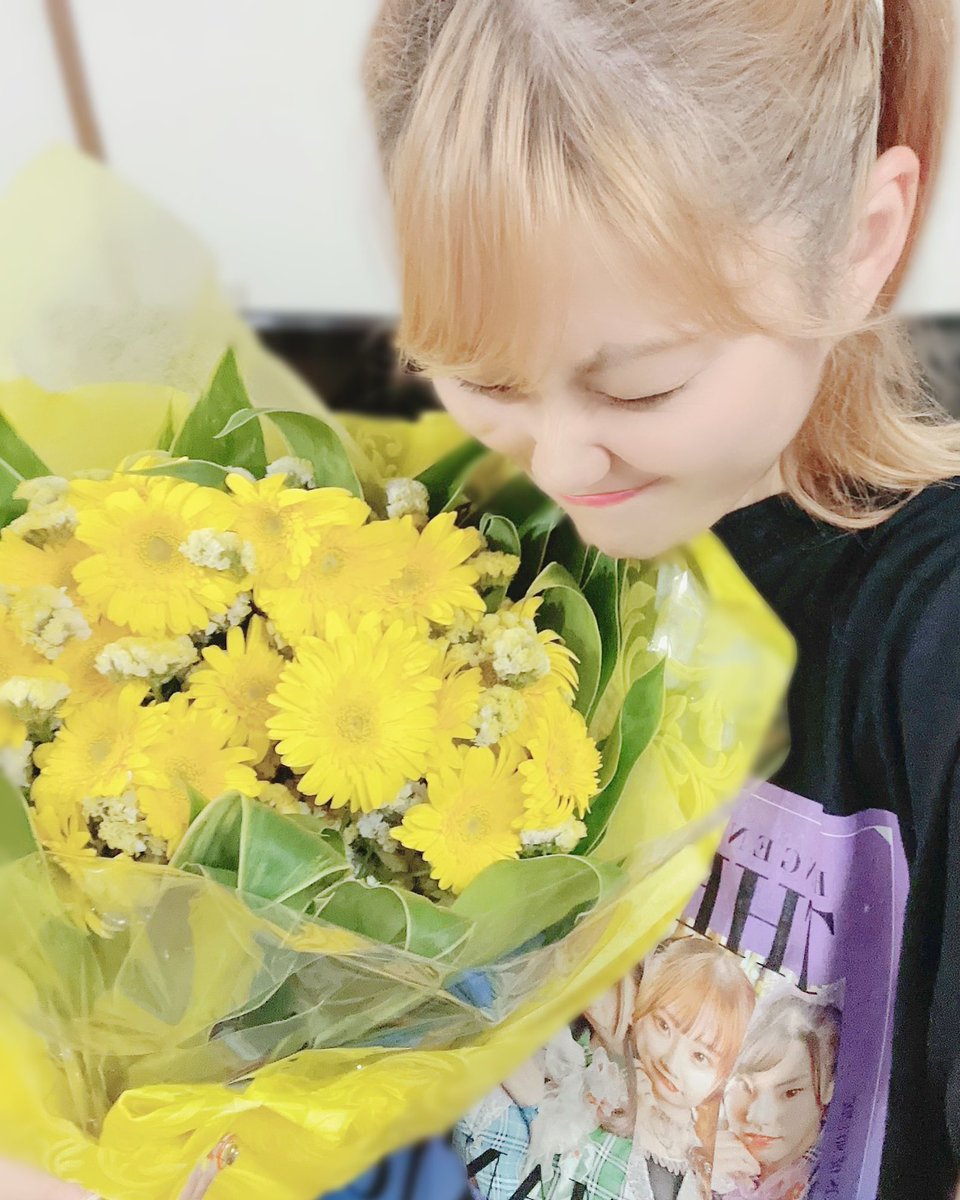 yukikuma07151's tweet photo. これまで5年と4ヶ月、THEラスミーを応援してくださった皆様、本当にありがとうございました✨️
アイドルとして彼女たちがここまでこれたのは紛れもなく応援してくださった1人1人のみなさんのおかげです。
みなさんの存在に私もずっと支えられてました
素敵なお花、本当にありがとう。
私、幸せだ!! https://t.co/tWE4dAfUc5