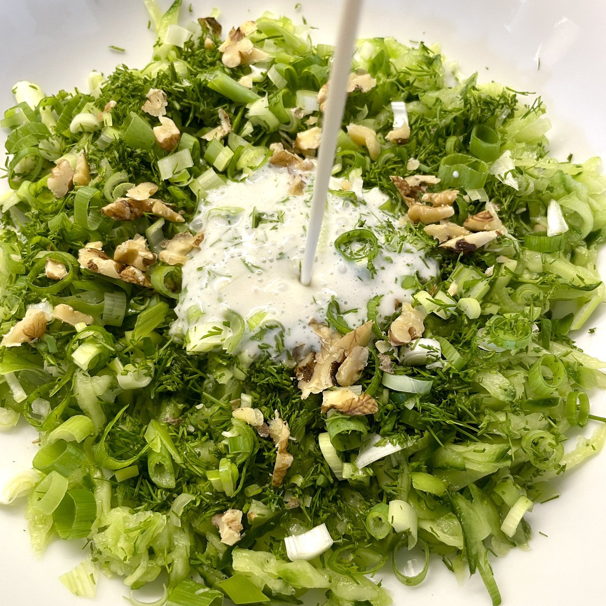 stromab's tweet photo. An solch superheißen Tagen wie heute ist ein bulgar. #Tarator aus geraspelter Gurke, Zwiebellauch, Knobi, Dill, Balsamico, Salz, Pfeffer, Olivenöl, eingeweichtem Weißbrot, gehackten Walnüssen, fettem Joghurt u. eiskaltem Wasser schnell #FürDenPapaGekocht auf den Tisch gezaubert. https://t.co/2dhYWycCmS