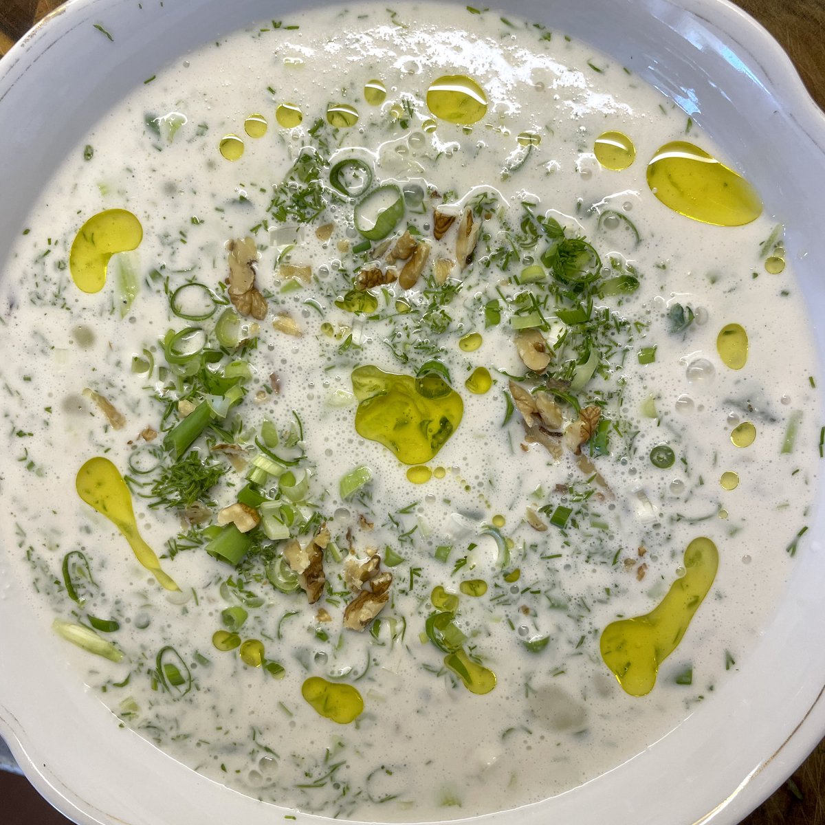 stromab's tweet photo. An solch superheißen Tagen wie heute ist ein bulgar. #Tarator aus geraspelter Gurke, Zwiebellauch, Knobi, Dill, Balsamico, Salz, Pfeffer, Olivenöl, eingeweichtem Weißbrot, gehackten Walnüssen, fettem Joghurt u. eiskaltem Wasser schnell #FürDenPapaGekocht auf den Tisch gezaubert. https://t.co/2dhYWycCmS