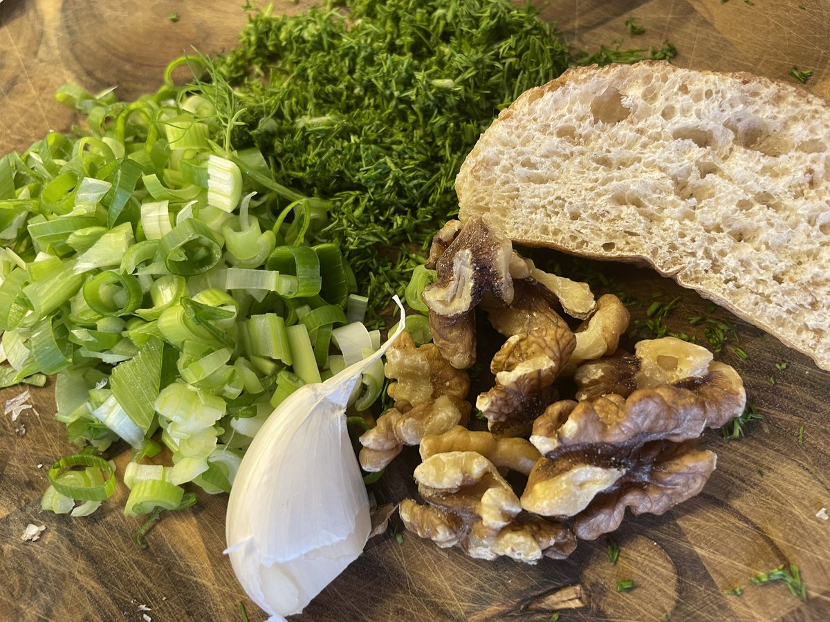 stromab's tweet photo. An solch superheißen Tagen wie heute ist ein bulgar. #Tarator aus geraspelter Gurke, Zwiebellauch, Knobi, Dill, Balsamico, Salz, Pfeffer, Olivenöl, eingeweichtem Weißbrot, gehackten Walnüssen, fettem Joghurt u. eiskaltem Wasser schnell #FürDenPapaGekocht auf den Tisch gezaubert. https://t.co/2dhYWycCmS