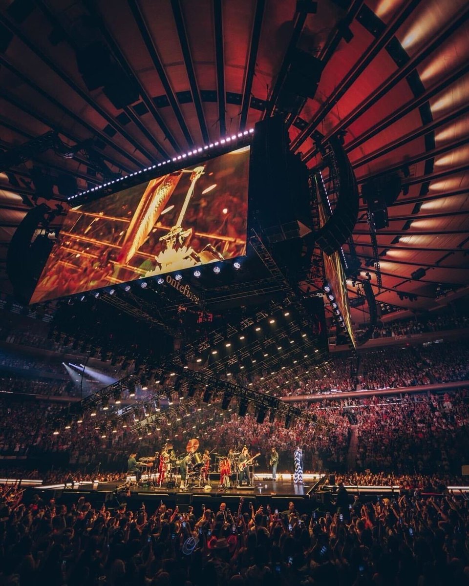 TheGarden's tweet photo. In this world, one year ago, it was just us on Night I ❤️🏡 #MSGisHarrysHouse 

📷: Rich Fury / MSGE https://t.co/dAeD8DYSLM
