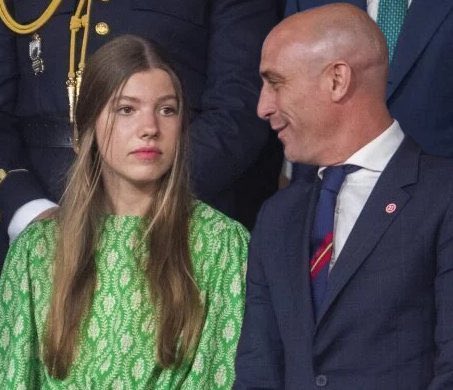 - ¿16? Joder, pues eres muy madura para tu edad. Aparentas  35.