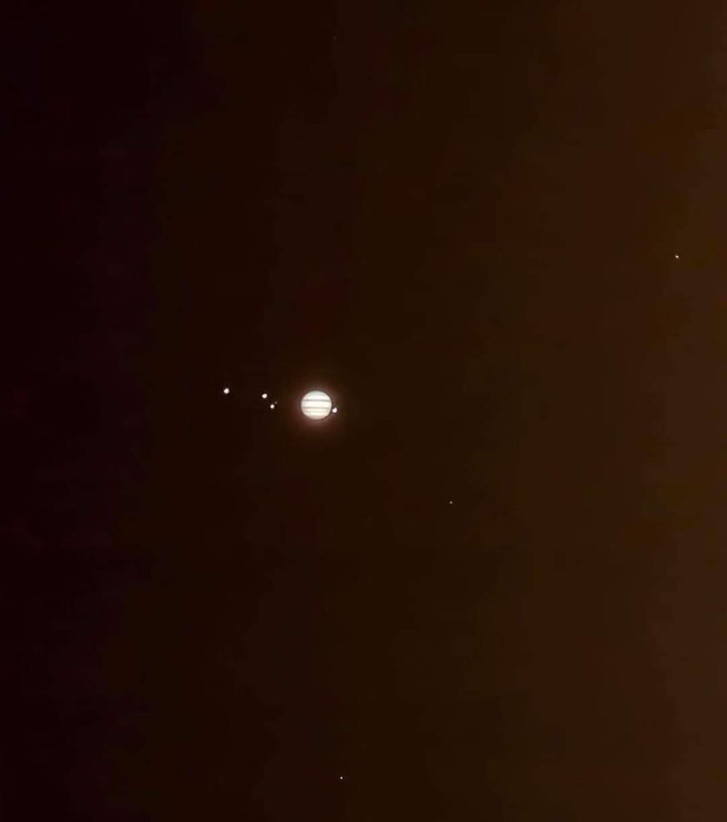 OrgPhysics's tweet photo. Jupiter and its 4 Largest Moons glowing in the Night-sky. Ganymede, Europa, and Callisto on the left, Io on the right side. 🌌

📸: Luis Argerich

#astrophotographer #astronomy #astronomical #astronomicalobject #astrophotography #astrophotography #astronomyphotography https://t.co/hPfvXIiAmb