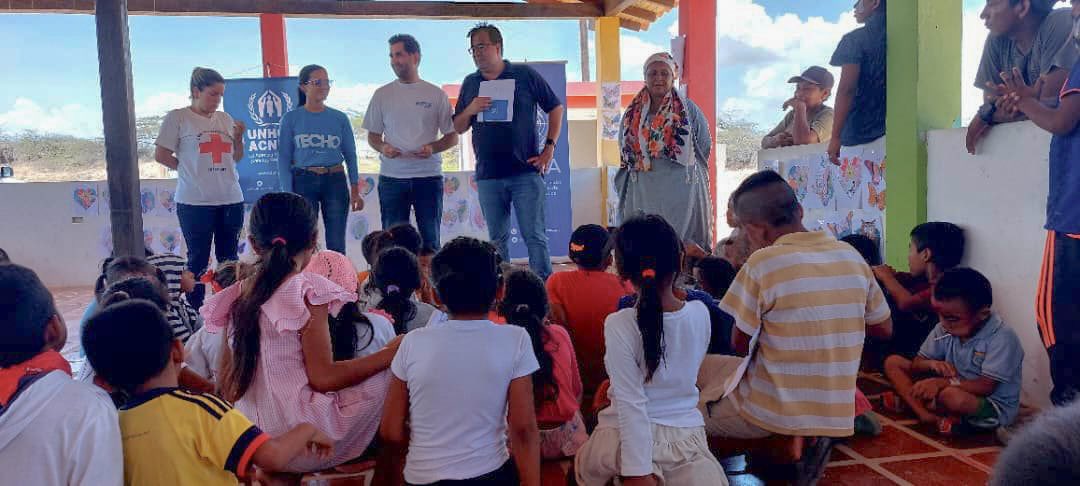 OCHA_Venezuela's tweet photo. #EstamosAquí Organizaciones humanitarias y la comunidad Wayúu del Cojoro, Zulia, conmemoraron el #DíaMundialDeLaAsistenciaHumanitaria. Más de 120 personas participaron en jornada que incluyó información sobre principios humanitarios, actividades lúdicas y un almuerzo comunitario. https://t.co/83M8Nwb4eT