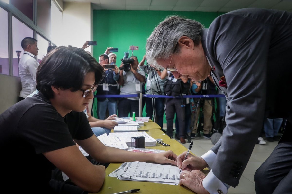 Este es un día especial para los ecuatorianos, fruto de un proceso inédito y constitucional que se dio al disolver la Asamblea Nacional, para poner fin a una irracional obstrucción de algunos sectores políticos que tenían sumido al país en una profunda crisis. Así como el pueblo…