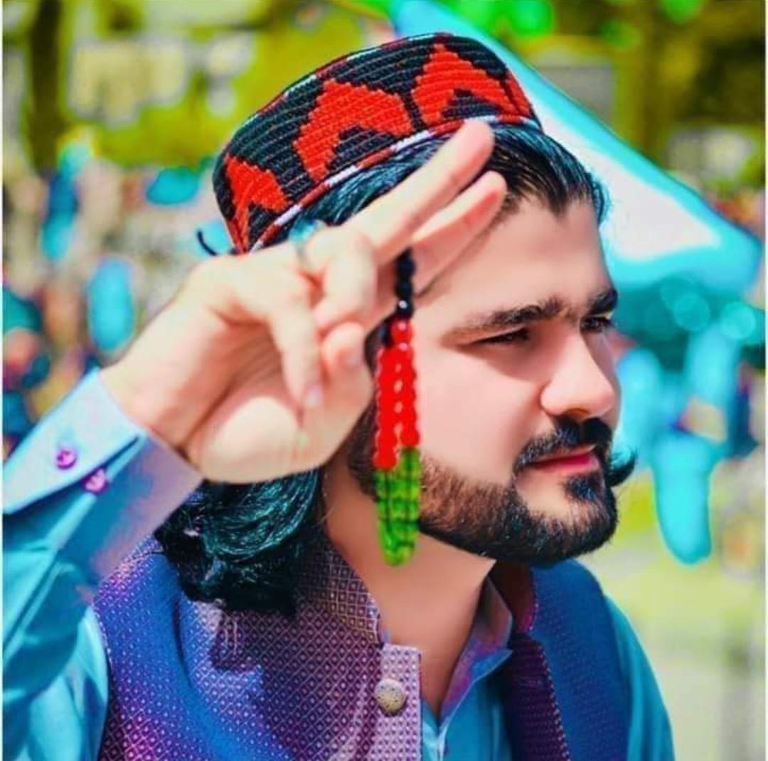 Faridakhankakar's tweet photo. منتظر نہ کینی ہرگز دے داسے خلقو سرہ چے پکے نہ وی دا ناموس او دا غیرت خبرے
مظلوموں کے حقوق اور انکو امن و زندگی مانگنے کیلِے خود کو وقف کرنے والے گیلامن بغیر کسی جرم کےغیر قانونی عرصہ دو مہینے سے جیل میں پڑا ہے اور ہم ایک دوسرے پر الزامات لگانے میں مصروف ہیں۔😭
#StopGHQTerrorism https://t.co/msES05VWkE
