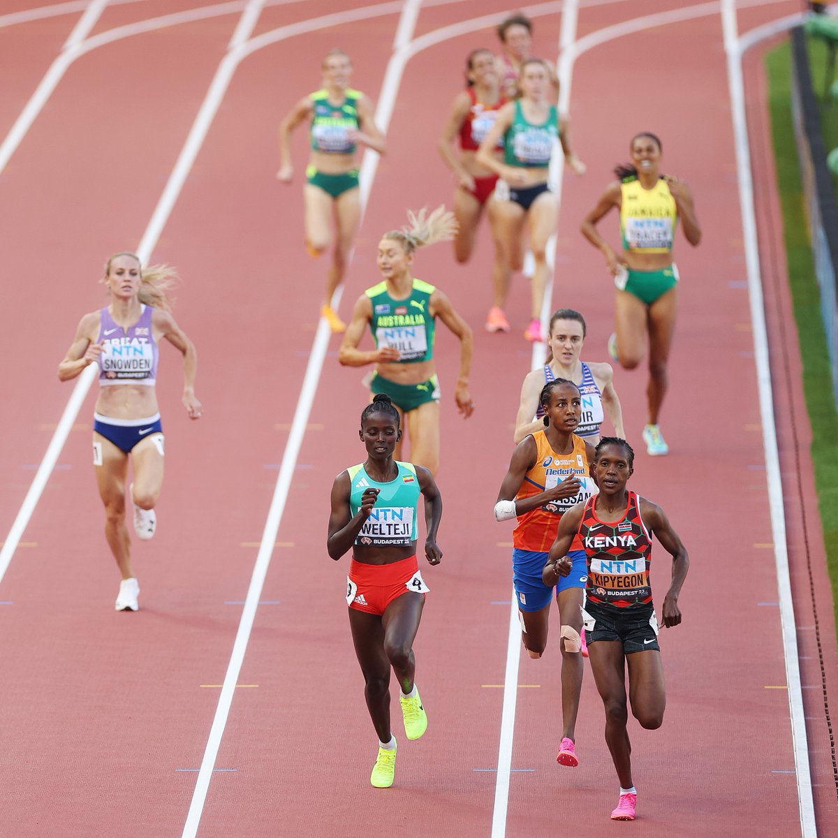 The best depth ever in a major championships race 😳 The second women's 1500m semi-final saw 9 women break 4 minutes 😤 World record-holder Faith Kipyegon heads into the final with a strong 3:55.14. #WorldAthleticsChamps