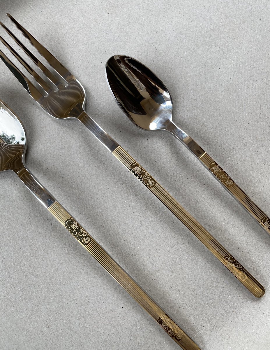 VeilsTurkiye's tweet photo. 18 piece set - N10,500
We have 3 designs available 

Set contains 

- 6 pieces of Tablespoons

-6 pieces of Forks

-6 pieces of teaspoons 

We deliver everywhere 

Location: kaduna 

We deliver everywhere 
#tableware #silverware #teaspoon #tablespoon #cutlerysetinnigeria https://t.co/6GryYnu6q8