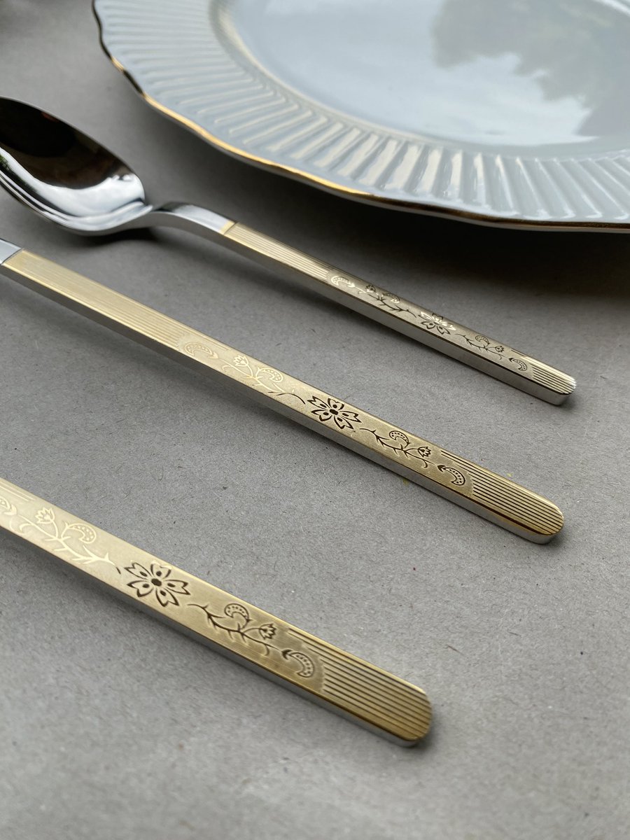 VeilsTurkiye's tweet photo. 18 piece set - N10,500
We have 3 designs available 

Set contains 

- 6 pieces of Tablespoons

-6 pieces of Forks

-6 pieces of teaspoons 

We deliver everywhere 

Location: kaduna 

We deliver everywhere 
#tableware #silverware #teaspoon #tablespoon #cutlerysetinnigeria https://t.co/6GryYnu6q8