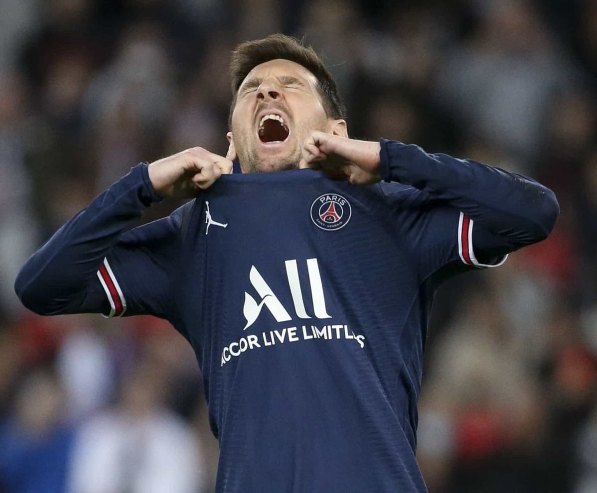 GTSytb's tweet photo. Qui se souvient ici quand ça cherchais 1 millions d'excuse à Messi après la 1ere saison CATASTROPHIQUE de Messi au PSG et ses 6 buts en Ligue 1 ? 🤔

Ça nous disait 🗣: "Messi arrive dans un nouveau pays, il peut pas s'adapter en 1 an, il parle pas la même langue, il a mit 6 buts car c'est pas son rôle de marquer, faut le comprendre..."

Aujourd'hui, 25 JOURS après son 1er match en MLS, Messi à mit 10 buts (4 de plus qu'en 1 an en Ligue 1) en 7 matchs.

10 BUTS en 7 MATCHS dans un... : Nouveau pays, pas la même langue, ou il a du d'adapter ect ect...

Du coup, on ne saison d'adaptation plus ? Le changement de pays et de langue n'est plus un frein ? Il est redevenu attaquant du jour au lendemain ? 

Non. Il avait juste pas le niveau pour briller en Ligue 1. La MLS est à son niveau, la Ligue 1 c'était trop haut.

Bonne soirée.