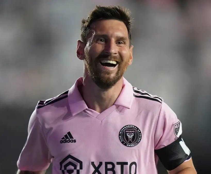 GTSytb's tweet photo. Qui se souvient ici quand ça cherchais 1 millions d'excuse à Messi après la 1ere saison CATASTROPHIQUE de Messi au PSG et ses 6 buts en Ligue 1 ? 🤔

Ça nous disait 🗣: "Messi arrive dans un nouveau pays, il peut pas s'adapter en 1 an, il parle pas la même langue, il a mit 6 buts car c'est pas son rôle de marquer, faut le comprendre..."

Aujourd'hui, 25 JOURS après son 1er match en MLS, Messi à mit 10 buts (4 de plus qu'en 1 an en Ligue 1) en 7 matchs.

10 BUTS en 7 MATCHS dans un... : Nouveau pays, pas la même langue, ou il a du d'adapter ect ect...

Du coup, on ne saison d'adaptation plus ? Le changement de pays et de langue n'est plus un frein ? Il est redevenu attaquant du jour au lendemain ? 

Non. Il avait juste pas le niveau pour briller en Ligue 1. La MLS est à son niveau, la Ligue 1 c'était trop haut.

Bonne soirée.