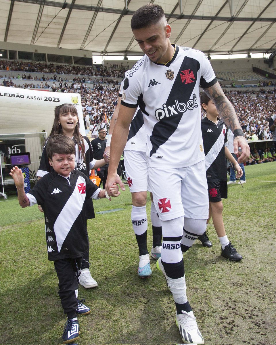 mundodabola's tweet photo. A imagem do dia! 😍

O gigante Gui entrou em campo junto com Gabriel Pec.

📸 Daniel Ramalho/Vasco https://t.co/gvzucrqJVA