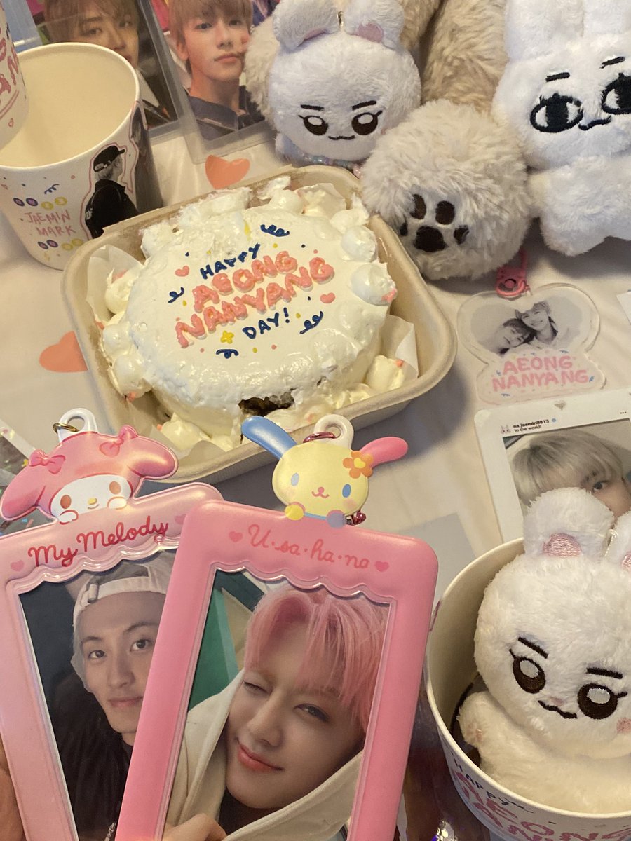 fredriknevel's tweet photo. celebrated markmin month yesterday 🌷🎀💗 https://t.co/7Fcsg7FWzB