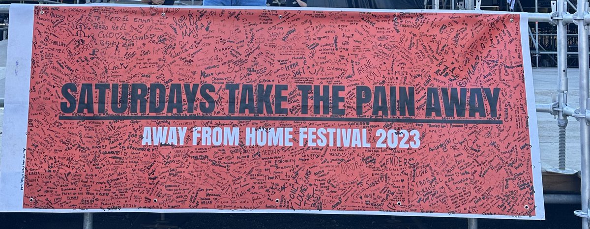 LTHQItaly's tweet photo. Grazie mille a tuttə voi che avete firmato il nostro striscione ! 

Grazie al vostro supporto siamo riuscite a farlo avere a Louis nel backstage, facendolo postare nelle storie instagram di @AFHFestival 😍 

Speriamo di poter ricreare tantissimi altri momenti come questo ❤️🇮🇹 https://t.co/x9jKPt4smV