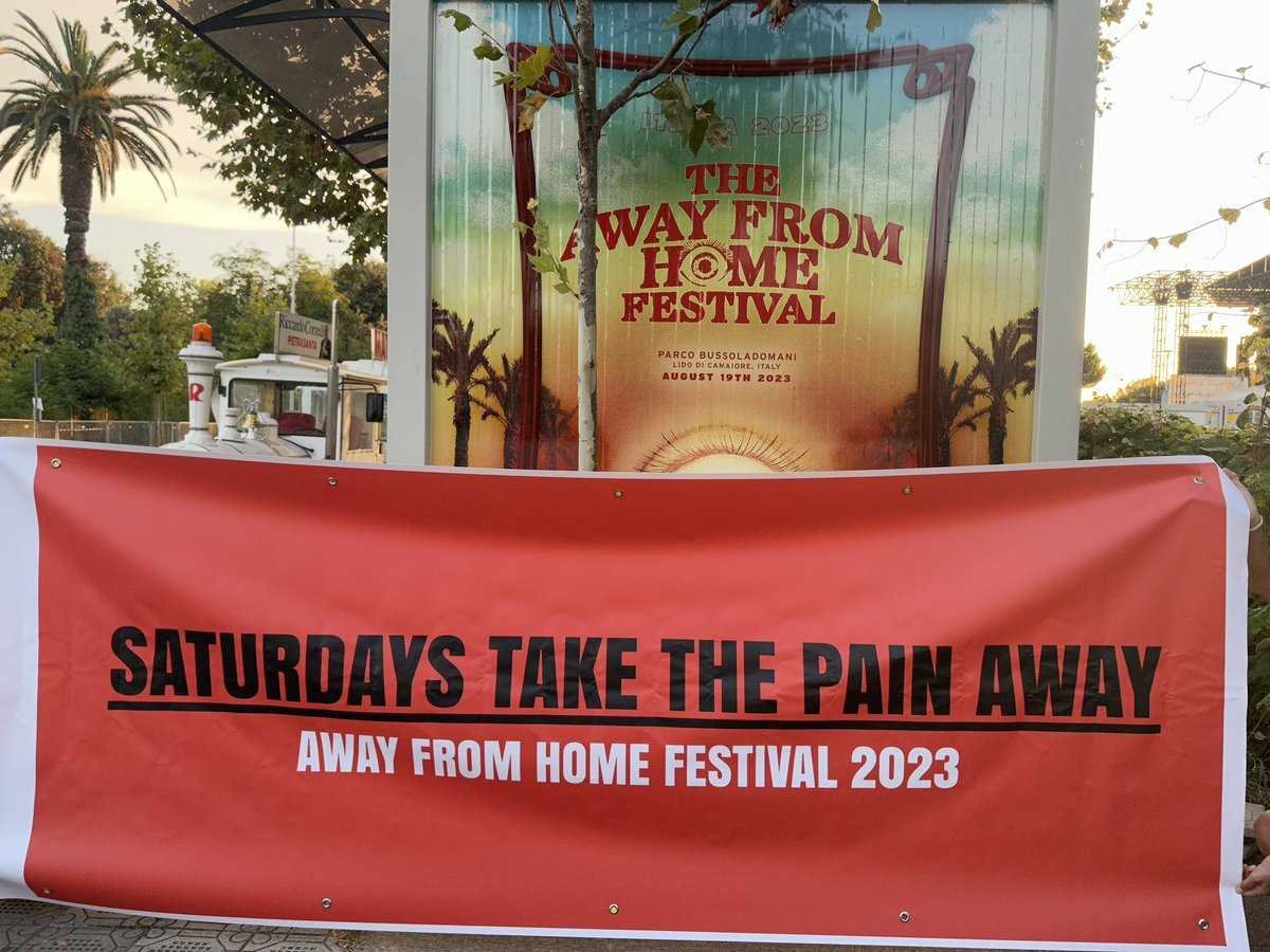 LTHQItaly's tweet photo. Grazie mille a tuttə voi che avete firmato il nostro striscione ! 

Grazie al vostro supporto siamo riuscite a farlo avere a Louis nel backstage, facendolo postare nelle storie instagram di @AFHFestival 😍 

Speriamo di poter ricreare tantissimi altri momenti come questo ❤️🇮🇹 https://t.co/x9jKPt4smV