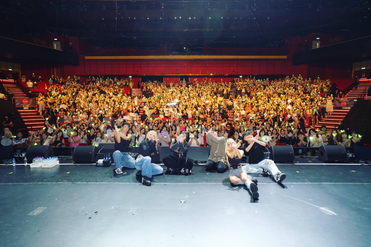 yugyeom's tweet photo. 💚🤝🦚 https://t.co/PwJB1xq15o