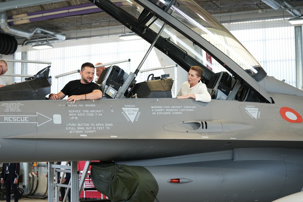 kjeld_aaes's tweet photo. Historisk: Flyvestation Skrydstrup 20-08-2023 - Ukraines præsident, Volodymyr Zelenskyj &amp; statsminister Mette Frederiksen (S) i et F-16-fly 📷 https://t.co/Bpp9lAFyhs
