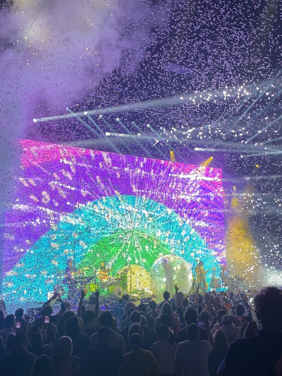 Tengo todo el fin pensando en cual es el budget de confetti de <a href="/theflaminglips/">The Flaming Lips</a> porque hay diferentes tipos y mínimo en una de cada tres canciones hay confetti