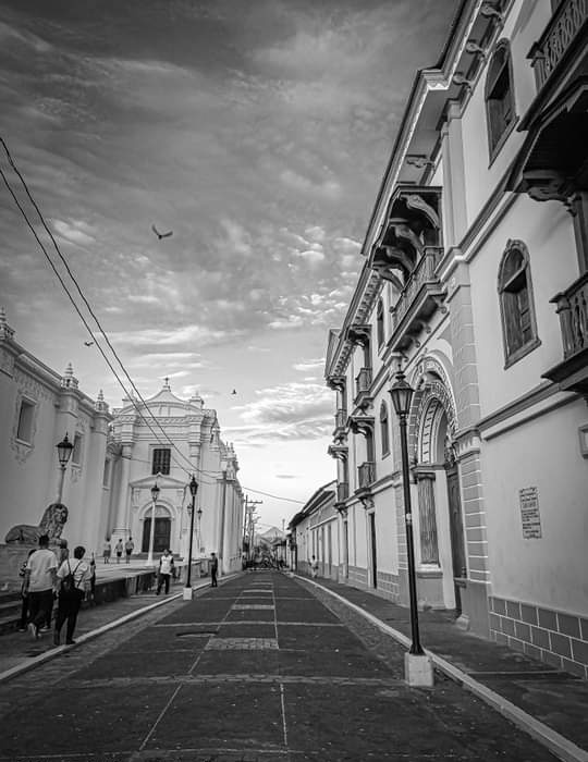 En León así como en toda #Nicaragua se siente la alegría de vivir en paz, la alegría de sentirnos orgullosos de lo que somos, la alegría de vivir tranquilos.

📸 Creditos al autor
#VictoriasDelPueblo 
<a href="/AglasSiempre/">Guardián de la Revolución</a> <a href="/Amanecerabz/">#TodosSomosDaniel🇳🇮Amanecerabz</a> <a href="/Atego16/">@🅰🆃🅴🅶🅾 🇳🇮</a> <a href="/jbrisol/">🅰️racely ♏ 🧲anales❤️🖤</a> <a href="/corpav_m/">Carnitas ❤🖤❤🇳🇮</a> <a href="/CamposAlv_5/">Campos Felipe</a> <a href="/Yarahe91/">ʏǟʀǟ ɦɛʀʀɛʀǟ 🦋</a>