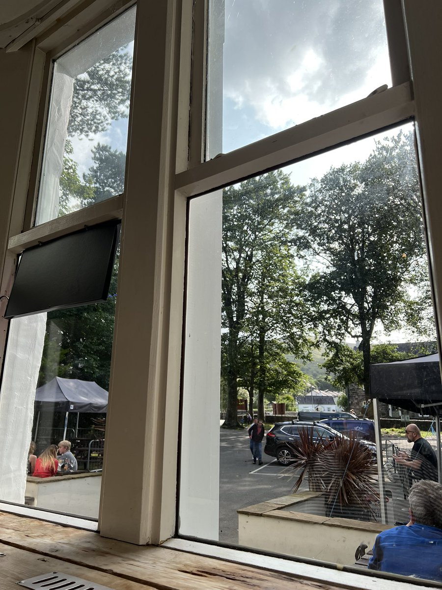 wapple15's tweet photo. Sunday afternoon #Llanberis #BeerView #CiderView #BeerOclock https://t.co/4vzN6rP2r9