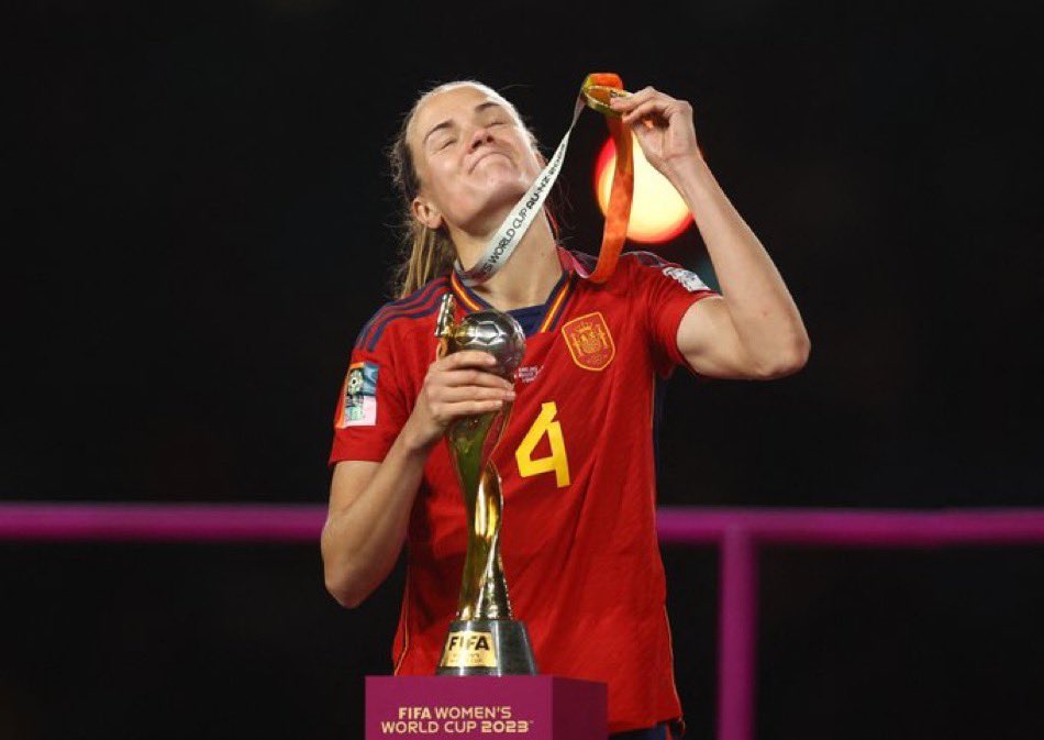 Zorionak <a href="/Irene_Paredes4/">Irene Paredes</a> . Zure izarra ez dago bakarrik kamisetan, zeruan ere! Handia! ⭐