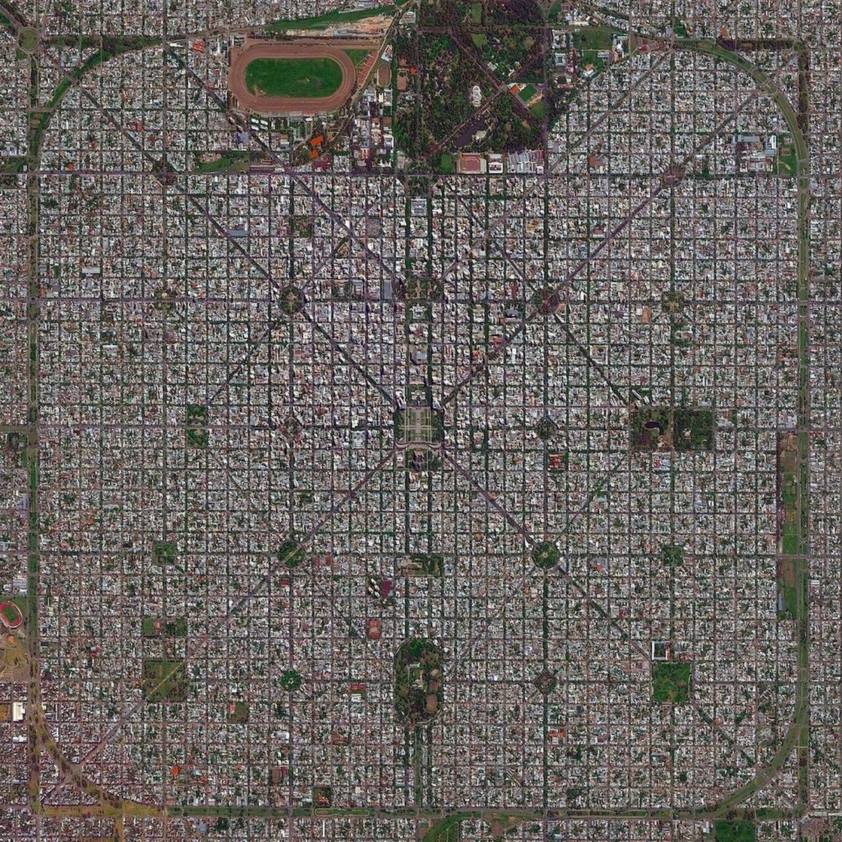 uberplanet's tweet image. Satellite view of La Plata, Argentina, one of the best planned-out cities 🇦🇷