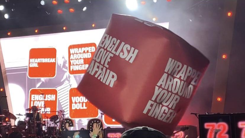 collieflower13's tweet photo. Well, that aged well 😂😭🎲 

The sign we made last year vs. what @5SOS brought out this year! @batkitty81110 

#5sosphilly https://t.co/Fq1hQbGPOu