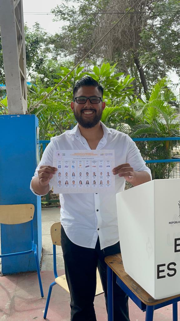 juliomatiases's tweet photo. #yoVotto por @ottosonnenh para presidente de la República del Ecuador. 
@GuillermoCeli y @juliomatiases a la Asamblea Nacional. #ottopresidente #yovotoporotto https://t.co/H7cOQyGe7v