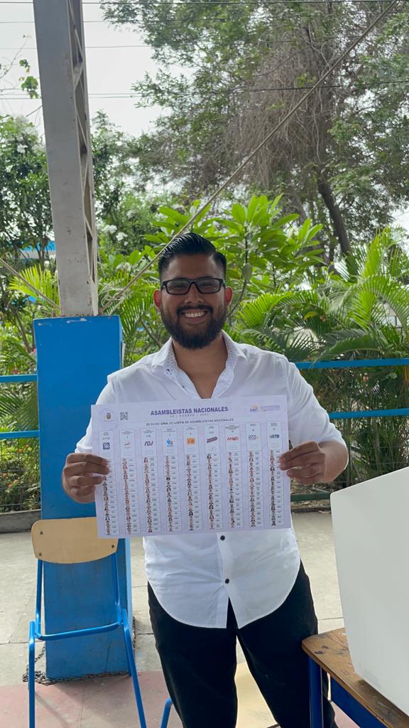 juliomatiases's tweet photo. #yoVotto por @ottosonnenh para presidente de la República del Ecuador. 
@GuillermoCeli y @juliomatiases a la Asamblea Nacional. #ottopresidente #yovotoporotto https://t.co/H7cOQyGe7v