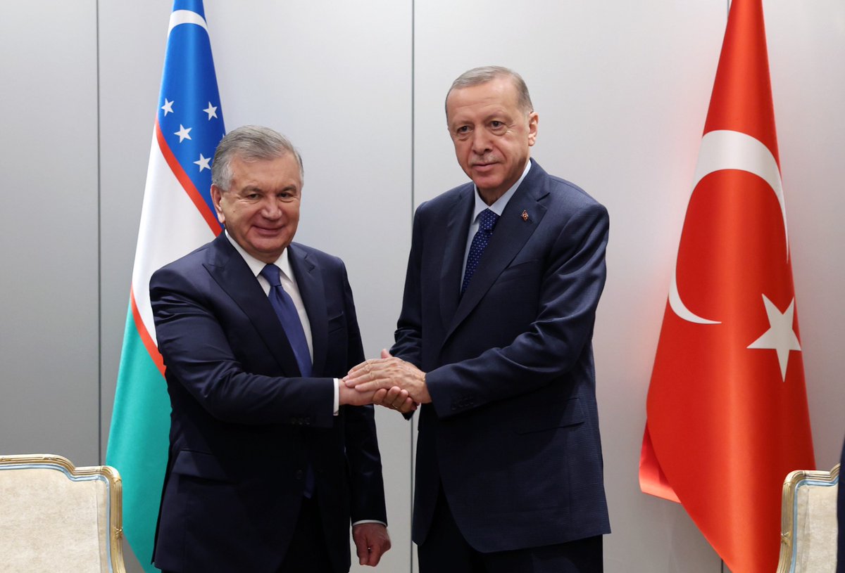 iletisim's tweet photo. Cumhurbaşkanımız Sayın Recep Tayyip Erdoğan, Macaristan Devleti’nin Kuruluş Günü kutlamaları dolayısıyla bulunduğu Macaristan’ın başkenti Budapeşte’de, Özbekistan Cumhurbaşkanı Şevket Mirziyoyev ve beraberindeki heyet ile bir araya geldi. 

Cumhurbaşkanı Erdoğan’a, Dışişleri Bakanı Hakan Fidan, Enerji ve Tabii Kaynaklar Bakanı Alparslan Bayraktar, Gençlik ve Spor Bakanı Osman Aşkın Bak, Sanayi ve Teknoloji Bakanı Mehmet Fatih Kacır, Ticaret Bakanı Ömer Bolat, İletişim Başkanı Fahrettin Altun, Cumhurbaşkanı Dış Politika ve Güvenlik Başdanışmanı Akif Çağatay Kılıç ve Cumhurbaşkanı Başdanışmanı Zafer Çubukçu da eşlik etti.

Görüşmede, Türkiye ile Özbekistan ilişkilerinin yanı sıra bölgesel ve küresel gelişmeler ele alındı.