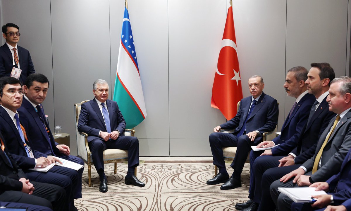 iletisim's tweet photo. Cumhurbaşkanımız Sayın Recep Tayyip Erdoğan, Macaristan Devleti’nin Kuruluş Günü kutlamaları dolayısıyla bulunduğu Macaristan’ın başkenti Budapeşte’de, Özbekistan Cumhurbaşkanı Şevket Mirziyoyev ve beraberindeki heyet ile bir araya geldi. 

Cumhurbaşkanı Erdoğan’a, Dışişleri Bakanı Hakan Fidan, Enerji ve Tabii Kaynaklar Bakanı Alparslan Bayraktar, Gençlik ve Spor Bakanı Osman Aşkın Bak, Sanayi ve Teknoloji Bakanı Mehmet Fatih Kacır, Ticaret Bakanı Ömer Bolat, İletişim Başkanı Fahrettin Altun, Cumhurbaşkanı Dış Politika ve Güvenlik Başdanışmanı Akif Çağatay Kılıç ve Cumhurbaşkanı Başdanışmanı Zafer Çubukçu da eşlik etti.

Görüşmede, Türkiye ile Özbekistan ilişkilerinin yanı sıra bölgesel ve küresel gelişmeler ele alındı.