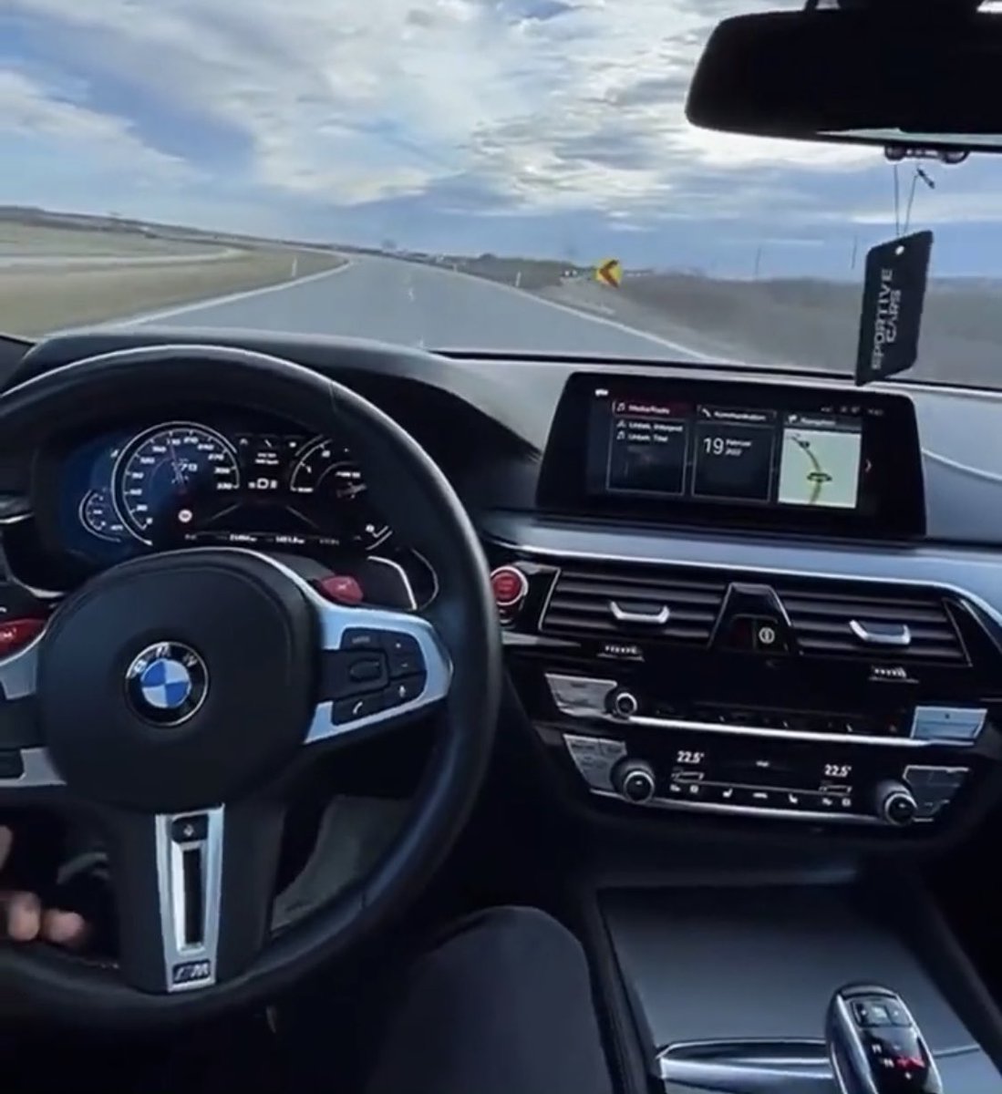 rzpackm's tweet image. 𝕏 risqué l’intérieur bm foudroie l’intérieur mercedes et audi