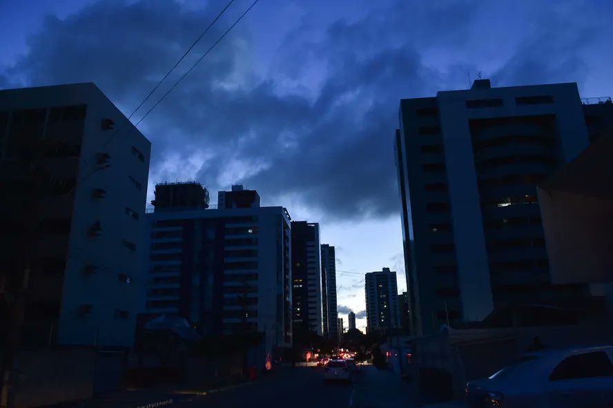 Maior medo do brasileiro é apagão acontecer na hora de prisão de Bolsonaro, diz pesquisa