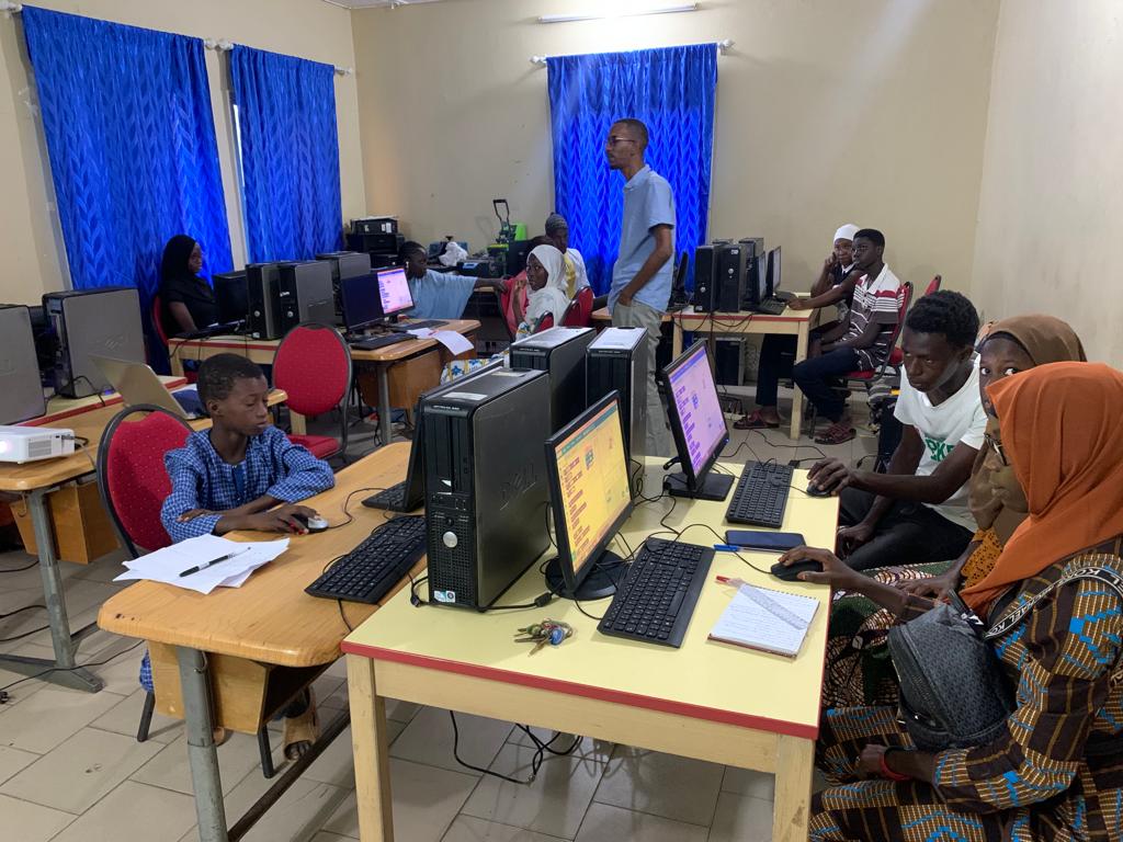 forcensenegal's tweet photo. Revivez en images la 2e journée de formation pour les collégien(ne)s et lycéen(ne)s de Guediawaye en prélude de la Semaine des Sciences prévue du 19 au 23 septembre 2023.
#forcen #MastercardFoundation #unchk_sn #stemd #kebetu #education #senegal https://t.co/44Kb6HvF3R