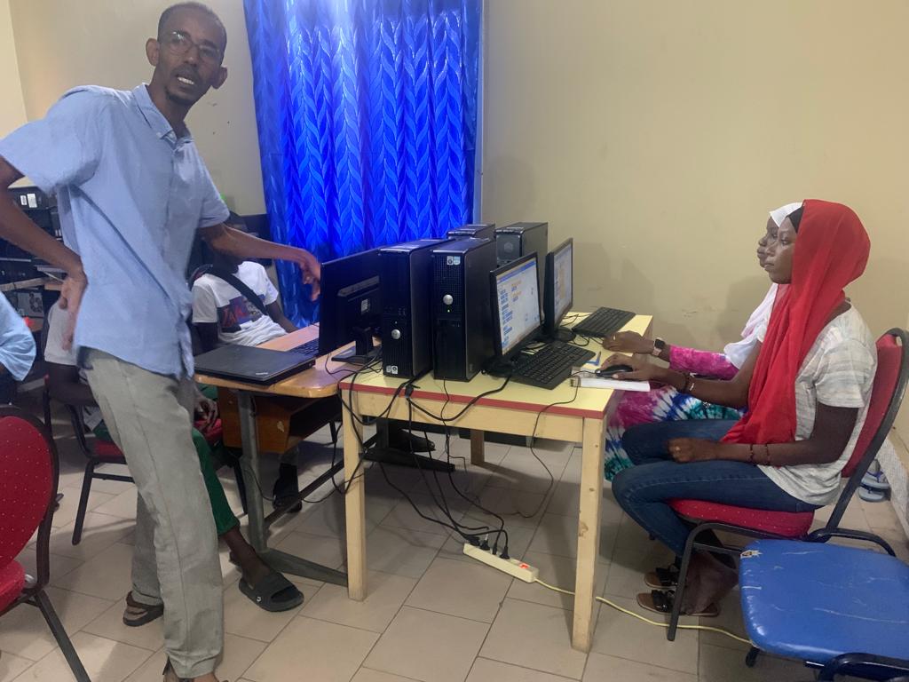 forcensenegal's tweet photo. Revivez en images la 2e journée de formation pour les collégien(ne)s et lycéen(ne)s de Guediawaye en prélude de la Semaine des Sciences prévue du 19 au 23 septembre 2023.
#forcen #MastercardFoundation #unchk_sn #stemd #kebetu #education #senegal https://t.co/44Kb6HvF3R