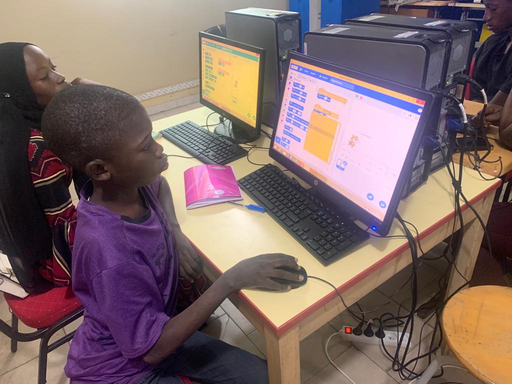 forcensenegal's tweet photo. Revivez en images la 2e journée de formation pour les collégien(ne)s et lycéen(ne)s de Guediawaye en prélude de la Semaine des Sciences prévue du 19 au 23 septembre 2023.
#forcen #MastercardFoundation #unchk_sn #stemd #kebetu #education #senegal https://t.co/44Kb6HvF3R